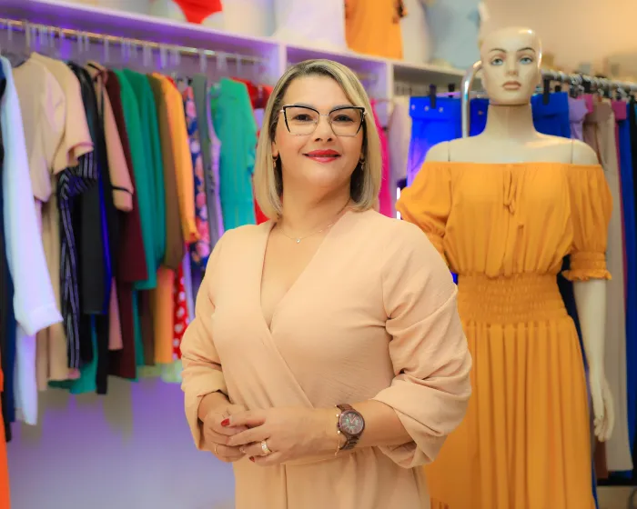 Empresária Genicleide França inaugurou uma loja de roupas em Caldas Novas com crédito da GoiásFomento. “Tive o suporte financeiro que precisava” (Foto: André César)