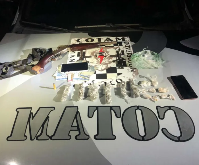 Suspeita é presa pela PMCE com 188 papelotes de drogas e arma de fogo em Cascavel