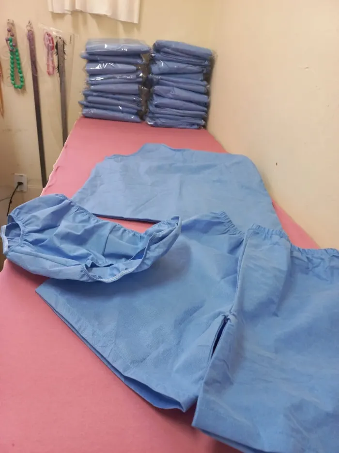 Unidade prisional confecciona conjuntos em TNT para pacientes em situação de rua