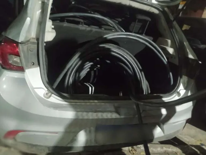 PCCE prende dupla e apreende veículo adulterado e fios furtados em Maracanaú