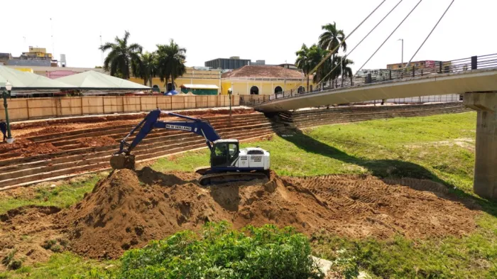 Defesa Civil do Estado interdita passarela Joaquim Macedo e parte do calçadão do Novo Mercado Velho