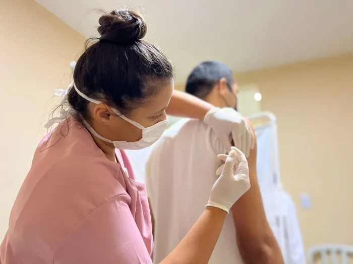 Vacina contra HPV ampliada pelo Ministério da Saúde para usuários de PrEP já está disponível no Ceará: imunizante previne até seis tipos de câncer