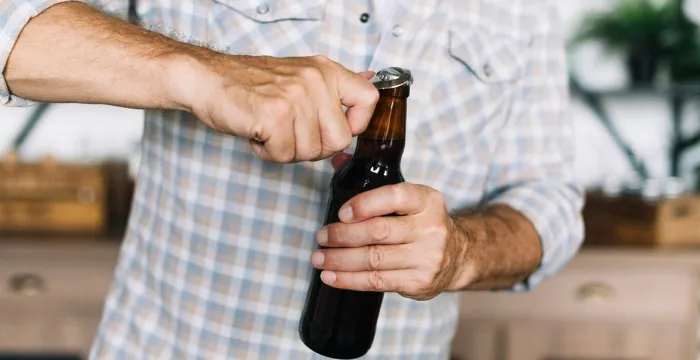 Não é recomendado que uma pessoa dependente de álcool interrompa o uso sem acompanhamento profissional