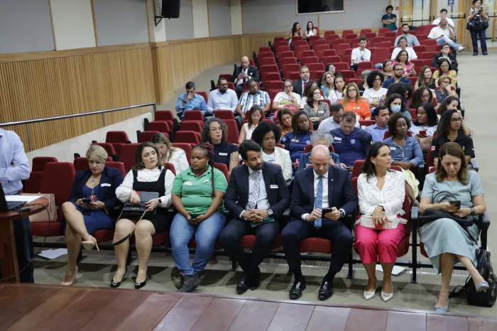 Audiência pública reúne ambulantes, catadores e rede de proteção para discutir serviço de acolhimento para seus filhos no Carnaval 2025