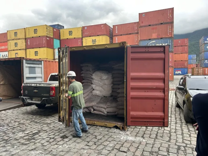 Polícia encontra meia tonelada de cocaína em contêiner de açúcar no litoral de São Paulo