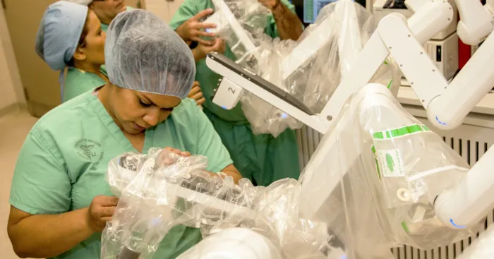 Cirurgias com robôs requerem menos tempo de internação e causam menos traumas