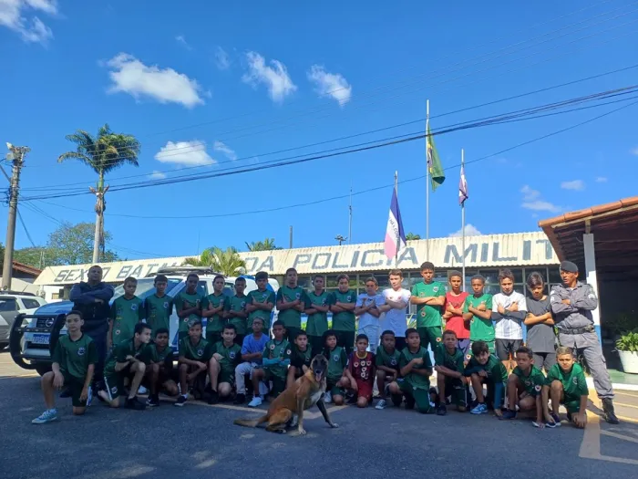 6º Batalhão recebe visita do projeto social Querubim