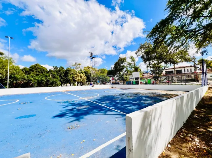 Prefeitura de Feira revitaliza quadra poliesportiva do Milton Gomes