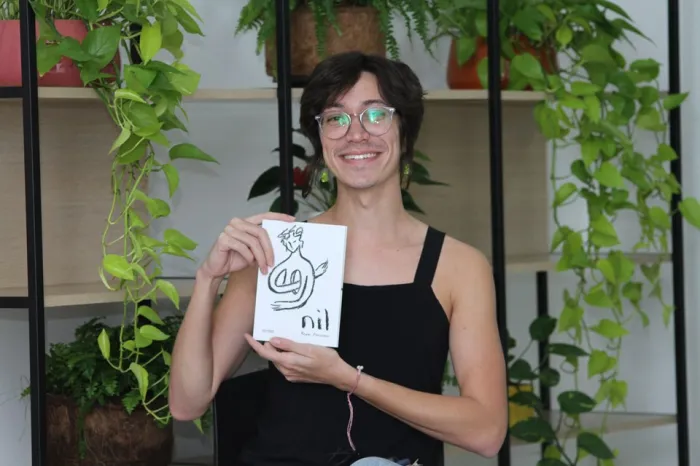 Artista não-binário capixaba lança seu primeiro livro: ‘uma carta que prometi escrever para a criança que eu fui’