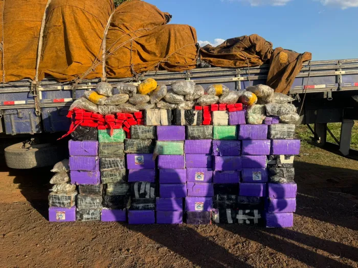 Polícia Militar Rodoviária encontrou 1,5 tonelada de maconha em um caminhão no município de Martinópolis
