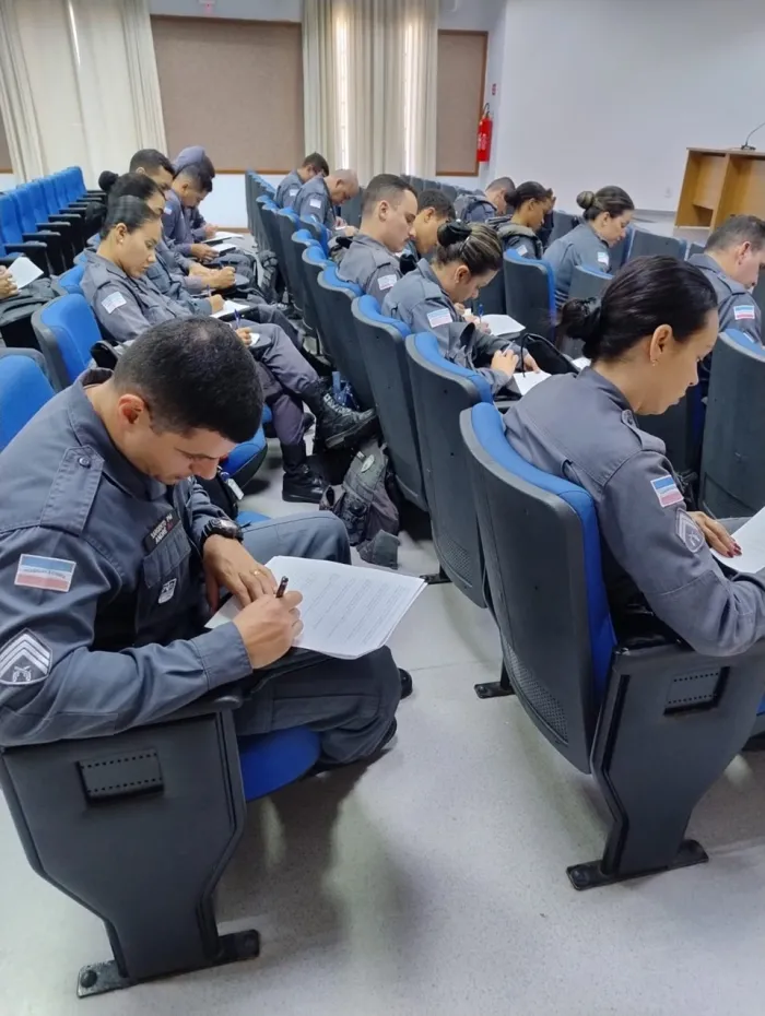 Policiais passam por seleção para o curso de formação de instrutores do Proerd