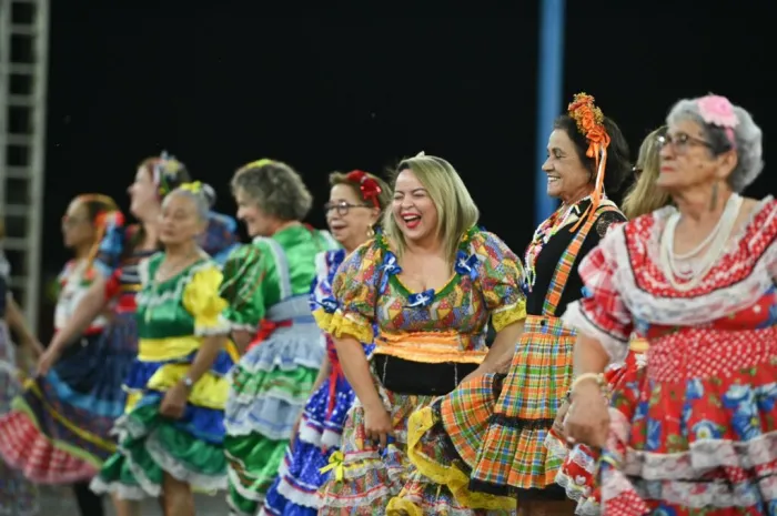 Em noite de magia junina no Arraial Cultural, Maracatu Pé Rachado e Sesc 60+ abrem a festa com ritmo e tradição