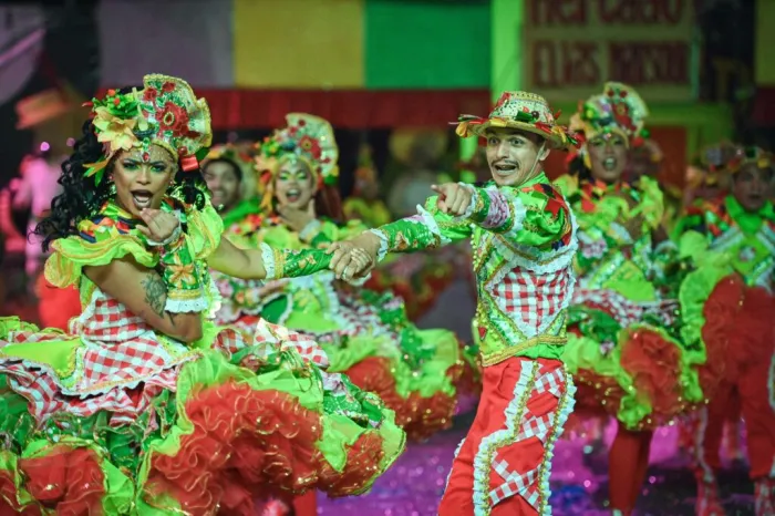 Desfile das Campeãs faz quadrilhas brilharem na última noite do Arraial Cultural