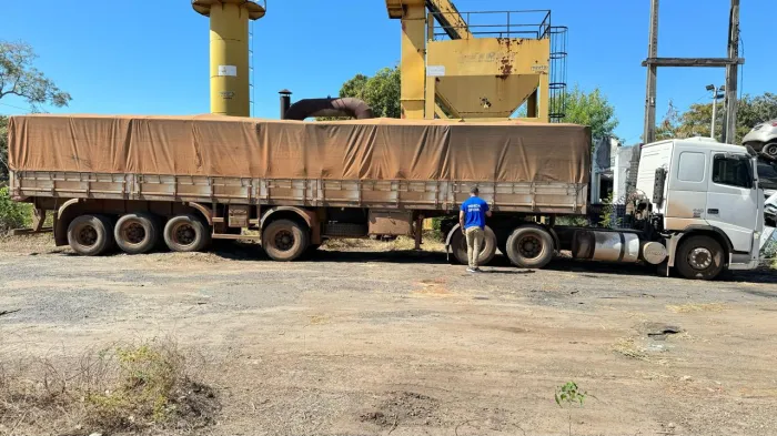 - Carreta interceptada pela polícia carregava mais de 100 kg de drogas (Foto: Divulgação)