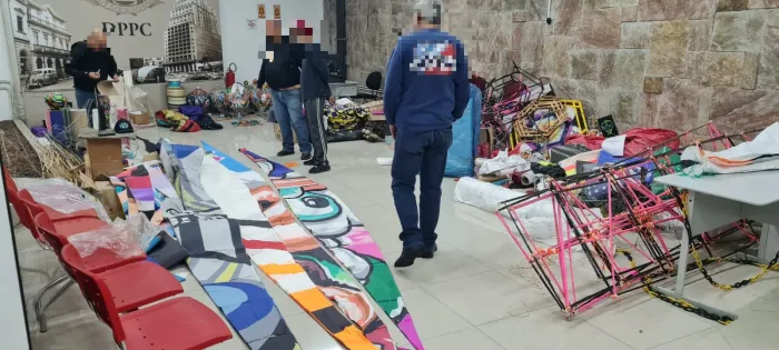Queda de balão na região do bairro Aricanduva, na zona leste de São Paulo, causou falta de energia elétrica em casas do entorno após o artefato atingir a fiação