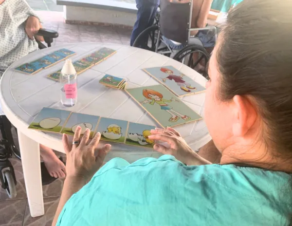 Jogos como xadrez e quebra-cabeça ajudam na reabilitação de pacientes na Casa de Cuidados do Ceará