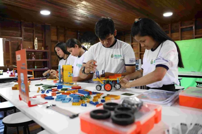 “Fiz parte da construção e vou terminar meus estudos aqui”, diz aluno que fará EJA na primeira Escola da Floresta do país
