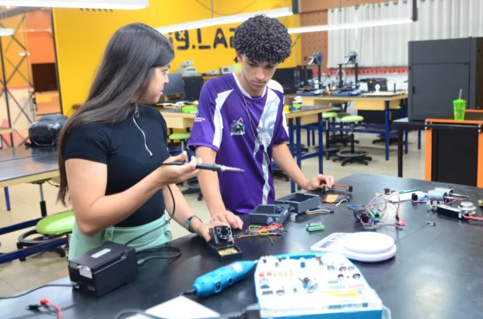 Alunos da EFG Luiz Rassi, de Aparecida de Goiânia, utilizam laboratórios da unidade para construir robô de competição (Fotos: André Bianchi)