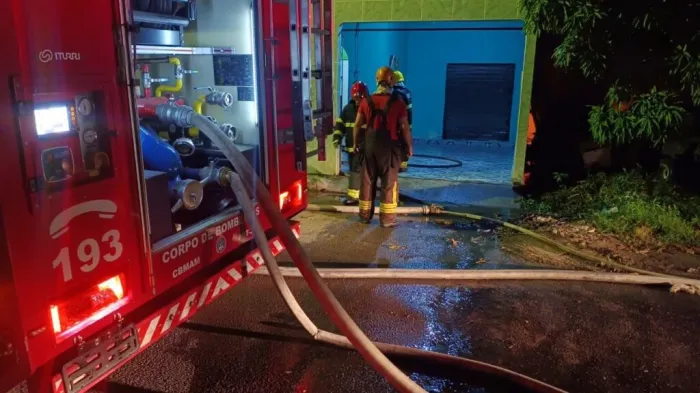 Corpo de Bombeiros combate incêndio em residência no bairro Tancredo Neves