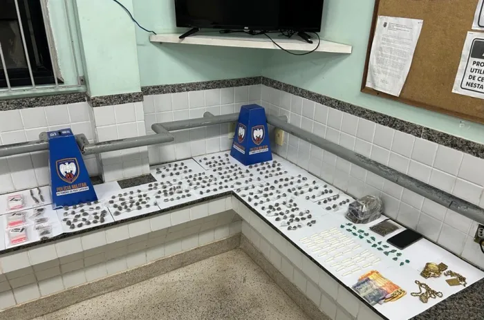 Policiais Militares do 10º Batalhão Apreendem Drogas e Detêm Suspeito em Guarapari