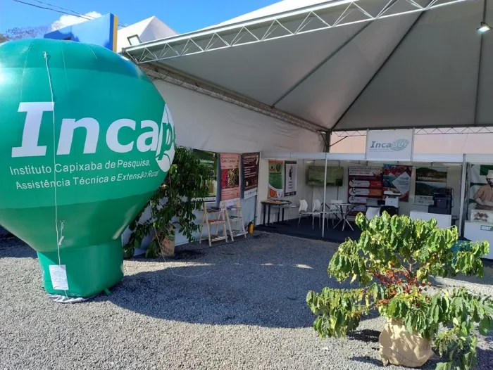 Incaper oferece serviços e orientações a produtores em feira de agronegócios