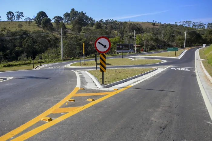 A Estrada Vicinal PIN 040 recebeu serviços de terraplanagem, melhorias no sistema de drenagem e pavimentação