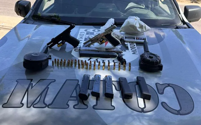 PMCE prende homem em posse armas de fogo, mais de 200 munições e drogas no Vila Velha, em Fortaleza