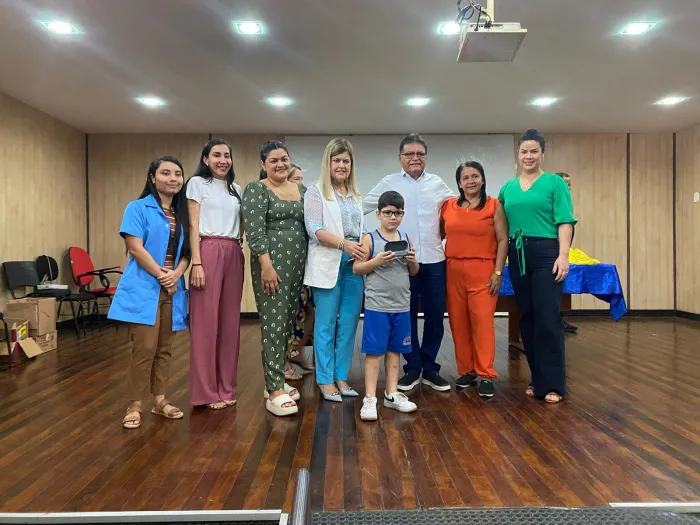 Educação entrega óculos para alunos da Escola São José, em Rio Branco