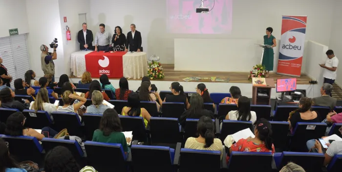 Secretaria de Educação reúne gestores para apresentar programa de ensino bilíngue