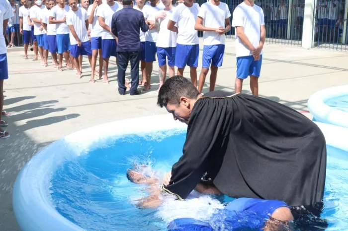 Sejus realiza batismo de 53 internos na Penitenciária Irmão Guido