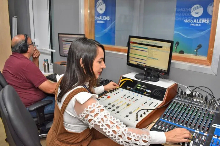Rádio ALEMS: Novo programa, Conexão Legislativa detalha o trabalho parlamentar