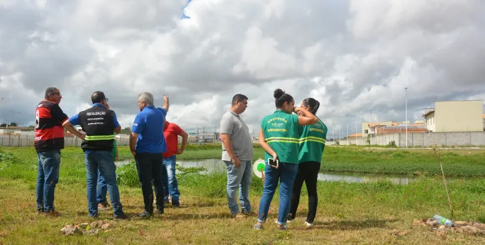 Prefeitura fiscaliza suspeita de despejo irregular de esgoto e emite notificações à EMBASA