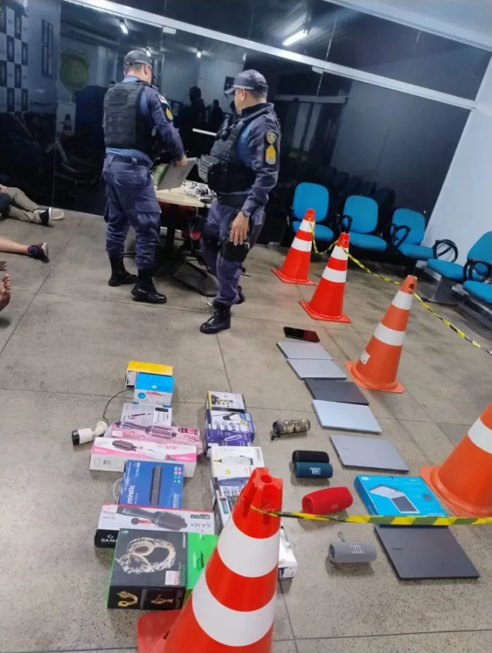 Polícia Militar do Amazonas prende grupo que furtou loja de eletroeletrônicos, no Centro