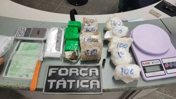 PMCE apreende drogas e um automóvel adulterado em Canindé