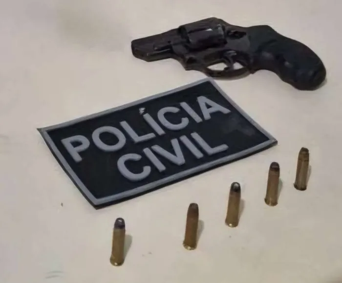 Com ajuda de cão farejador, PCCE prende homem em flagrante em posse de arma de fogo na Capital