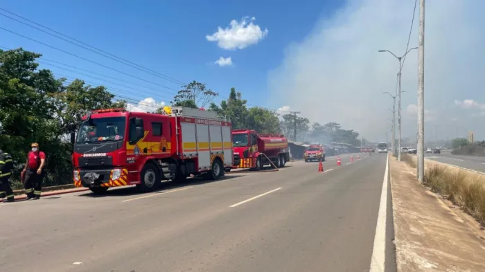 Em Iranduba, Corpo de Bombeiros combate incêndio em vegetação e impede propagação para residências