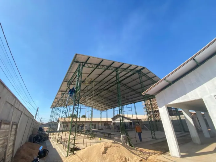 Obras: Equipes colocam cerâmicas nas salas de aula da Escola Rayara de Carvalho