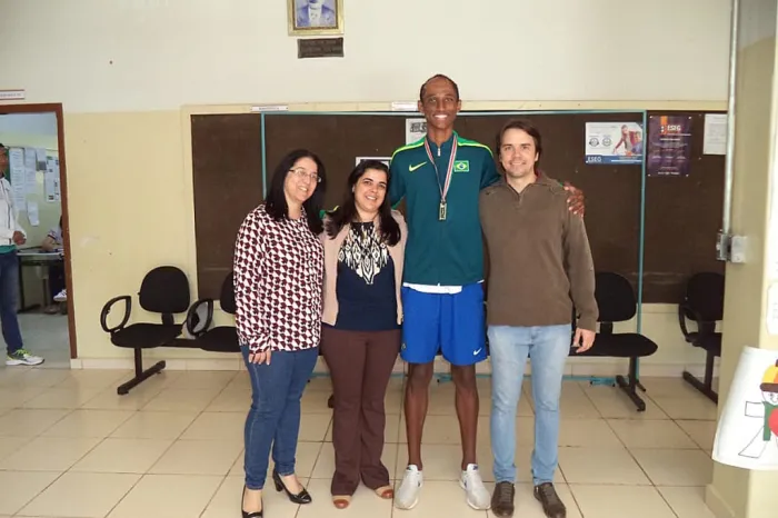 Alison dos Santos com a professora Marlene Cheadi Martins Alves, ex-diretora da Escola Técnica Estadual (Etec) Pedro Badran