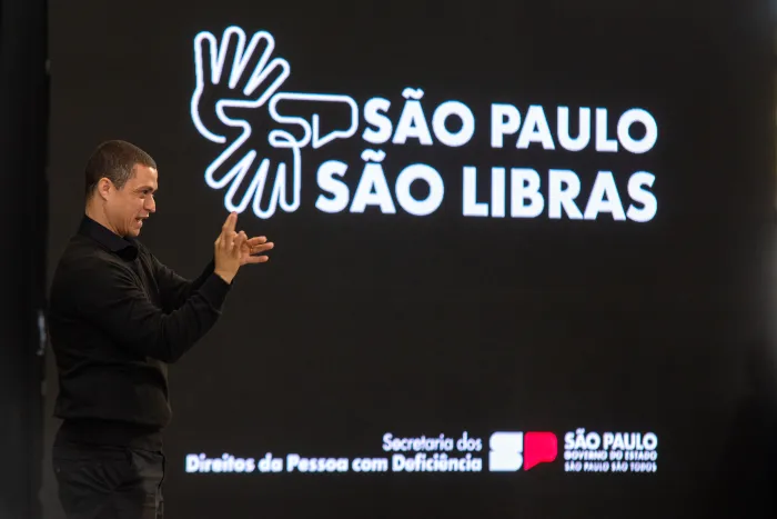 Os alunos matriculados no curso de Introdução em Libras poderão acessar os conteúdos e aulas ministrados por professores surdos