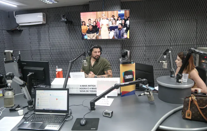 - Aécio Macchi e Amanda Couto estão entre a geração mais jovem de locutores da Rádio Timbira (Foto: Handson Chagas)