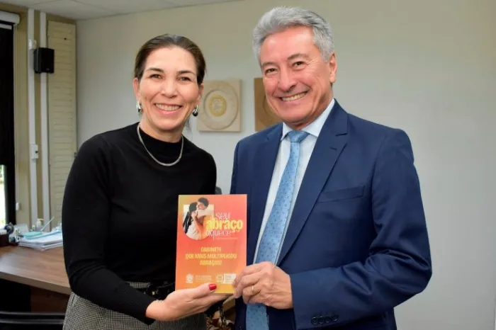 Seu Abraço Aquece: Mônica Riedel homenageia gabinete de Hashioka