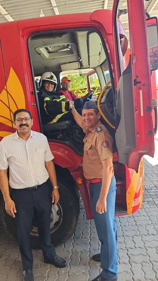 Idoso realiza sonho de infância e visita quartel do Corpo de Bombeiros em Fortaleza