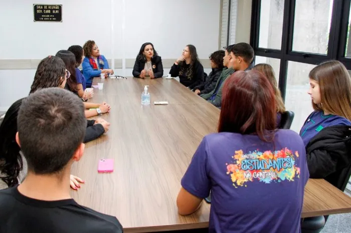 “A negação da política é o fim da democracia”, diz deputada a estudantes em visita à ALEMS