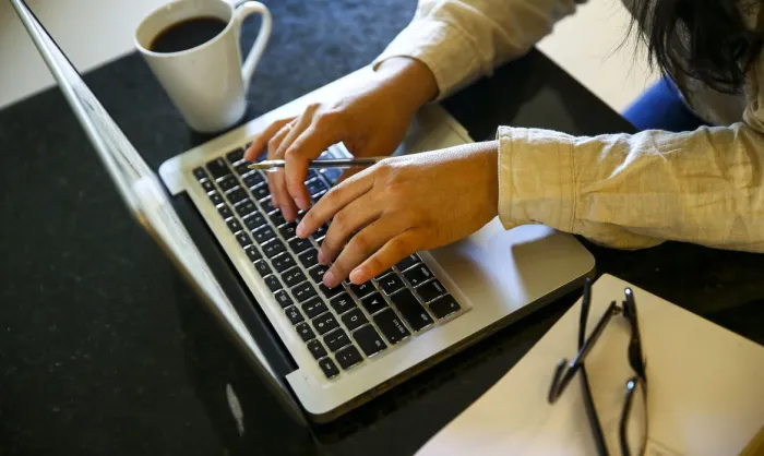 Comissão aprova projeto para prevenir “síndrome de burnout” entre servidores públicos