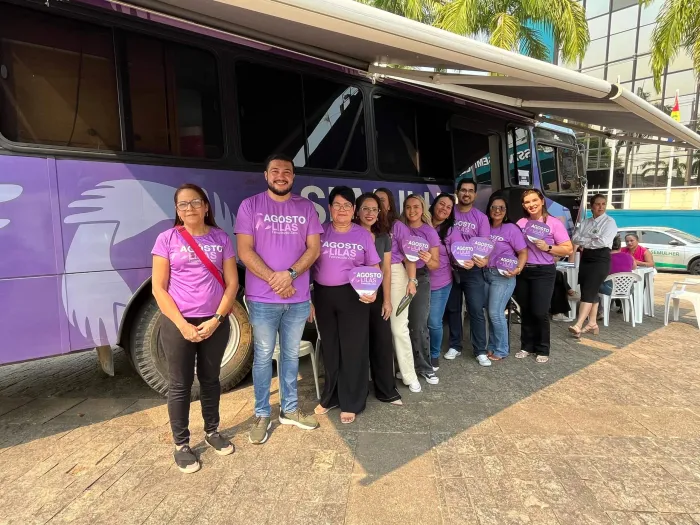 Ônibus Lilás leva atendimento para a Feirinha das Empreendedoras, em frente ao Palácio Rio Branco