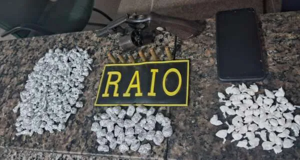 CPRAIO da PMCE apreende revólver e drogas no bairro Edson Queiroz