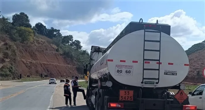 Fiscalização flagra transporte de alimentos, bebidas e outras mercadorias sem documentos fiscais