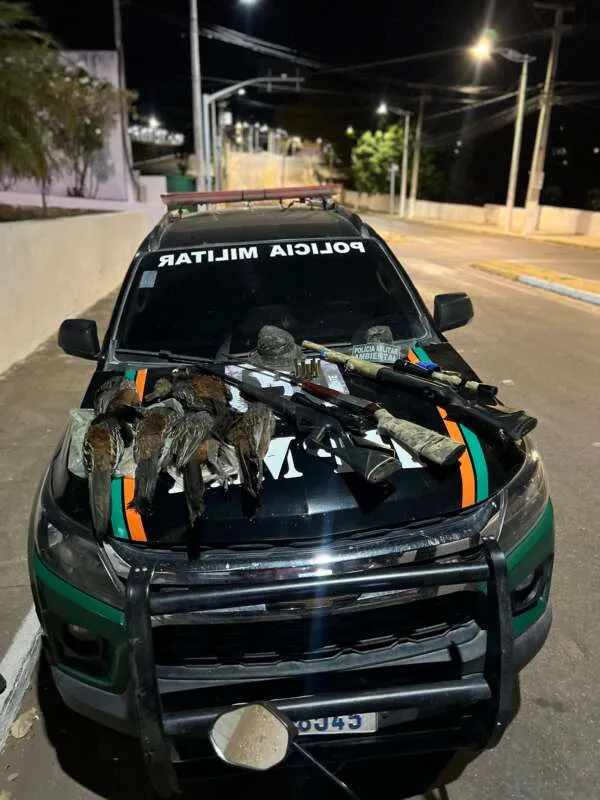 PMCE captura trio e apreende armas e aves ameaçadas de extinção em Santana do Cariri
