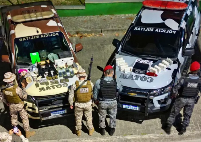 Com informações obtidas pelo Disque-Denúncia 181, PMCE prende dupla e apreende 10 kg de drogas, fuzis e munições