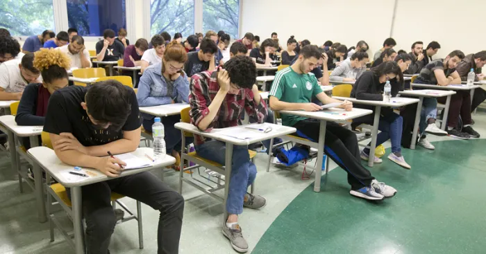 A primeira fase do vestibular, composta de uma prova de conhecimentos gerais e questões de múltipla escolha, será no dia 17 de novembro